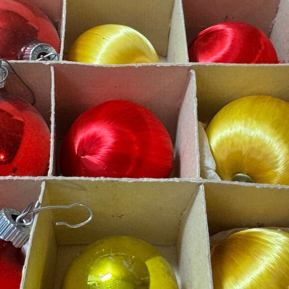 Vintage Christmas Ornaments Red & Gold Glass  Balls And Silk Wraped - Picture 5 of 8